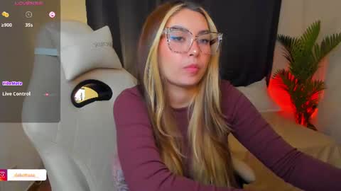 dakottaa__ online show from July 1, 12:10 am