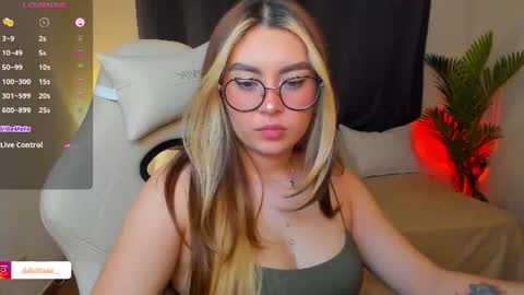 dakottaa__ online show from July 2, 12:21 am