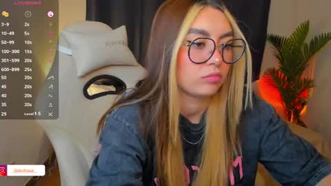 dakottaa__ online show from July 8, 12:13 am