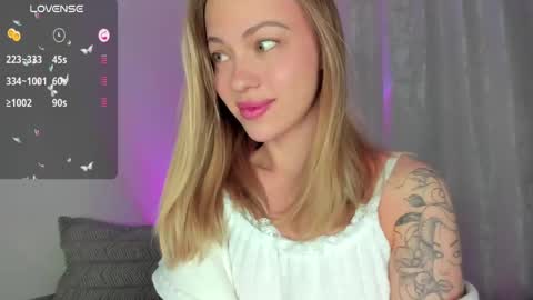 Snapshot of damn_cutie chatting on February 12, 8:40 pm Tiana online show from February 12, 8:40 pm