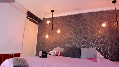 Snapshot of danaandthamaraangels chatting on November 1, 12:15 am online show from November 1, 12:15 am