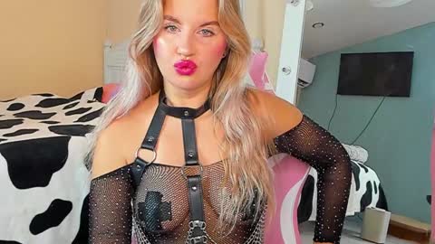 Snapshot of dangerous_lioness_ chatting on December 14, 1:49 am Kali online show from December 14, 1:49 am