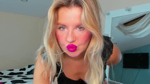 Snapshot of dangerous_lioness_ chatting on December 6, 1:18 am Kali online show from December 6, 1:18 am