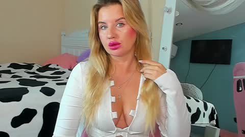 Snapshot of dangerous_lioness_ chatting on December 10, 1:32 am Kali online show from December 10, 1:32 am