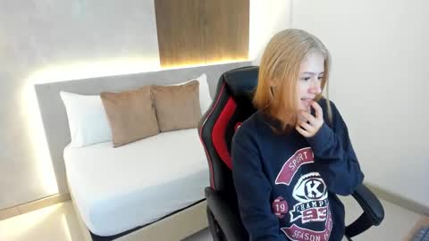Snapshot of daniand_ chatting on September 12, 12:01 pm D A N I A online show from September 12, 12:01 pm