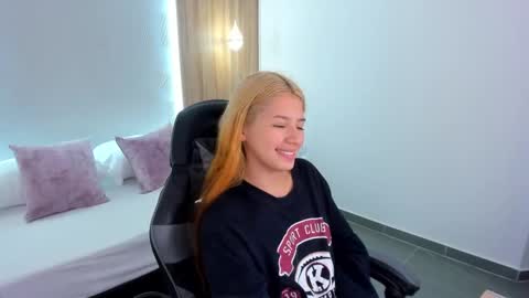 D A N I A online show from September 24, 1:54 pm