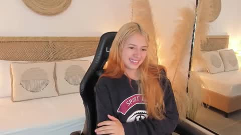 Snapshot of daniand_ chatting on September 22, 11:41 am D A N I A online show from September 22, 11:41 am