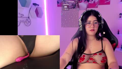 Snapshot of danielamendez__ chatting on January 28, 1:38 pm Dani online show from January 28, 1:38 pm