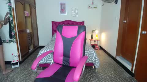 Angie online show from December 22, 4:17 pm