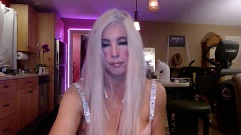 Snapshot of danikawhite69 chatting on October 14, 5:43 am DanikaWhite69 online show from October 14, 5:43 am