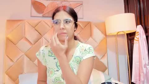 danniakross online show from October 1, 6:51 am