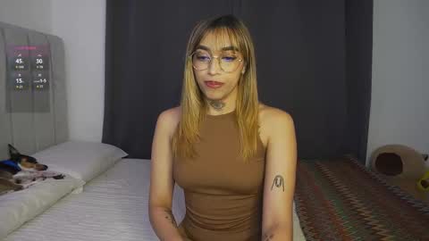 Snapshot of dannielle_ chatting on March 7, 8:33 pm online show from March 7, 8:33 pm