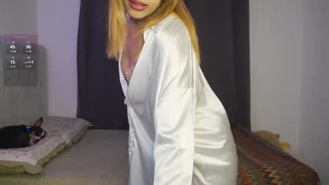 Snapshot of dannielle_ chatting on March 5, 9:17 pm online show from March 5, 9:17 pm