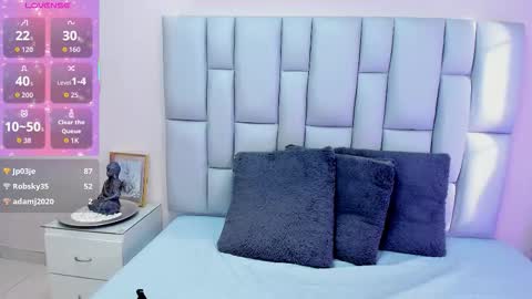 daphnesky__ online show from September 17, 9:35 pm