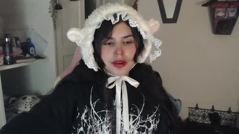 Snapshot of dark_angel_66 chatting on December 11, 6:14 am Moony online show from December 11, 6:14 am