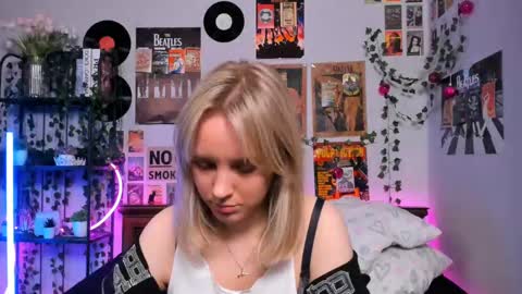 lina online show from March 7, 9:06 pm