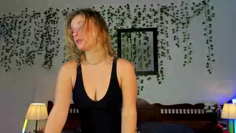 Snapshot of dayna_sunset chatting on September 23, 2:10 am dayna_sunset online show from September 23, 2:10 am