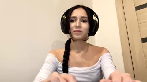 Mia online show from September 21, 10:03 am