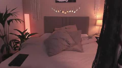 Moa . online show from September 28, 7:30 pm