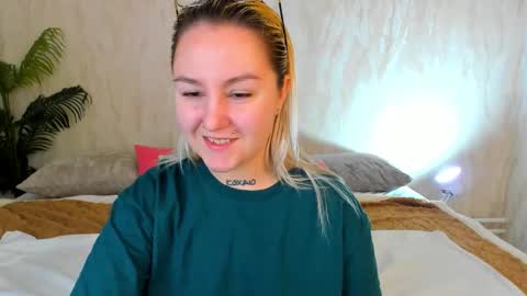 Snapshot of debbie_taylor chatting on October 13, 5:15 pm Debbie Mon Tue Fri Sun Sat GMT 3 1000am - 0400pm  online show from October 13, 5:15 pm