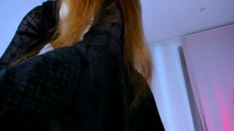 Snapshot of deca_dance chatting on December 22, 12:27 pm Ask me online show from December 22, 12:27 pm