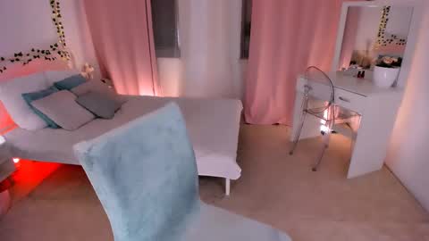 Snapshot of deca_dance chatting on February 25, 12:05 pm Ask me online show from February 25, 12:05 pm