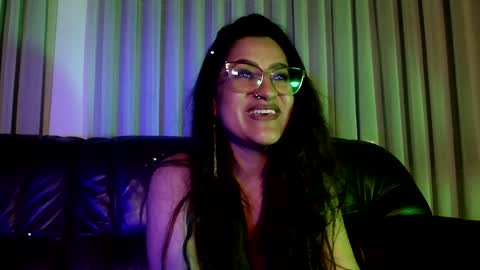 Snapshot of deesseluxure_ chatting on December 22, 5:45 am Andre online show from December 22, 5:45 am