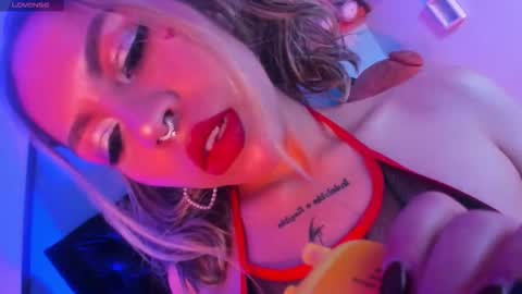 Snapshot of delilah_fix chatting on October 25, 8:26 pm della online show from October 25, 8:26 pm