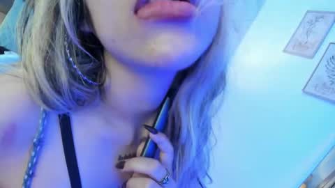 Snapshot of delilah_fix chatting on October 7, 8:46 pm della online show from October 7, 8:46 pm