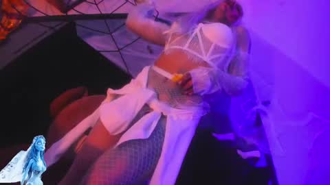 Snapshot of delilah_fix chatting on October 31, 9:19 pm della online show from October 31, 9:19 pm