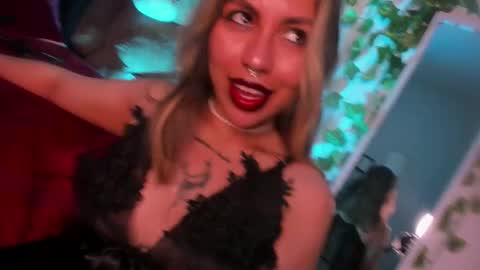 Snapshot of delilah_fix chatting on October 1, 8:25 pm della online show from October 1, 8:25 pm