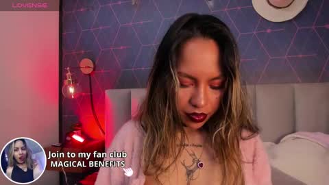 Snapshot of delilah_fix chatting on December 31, 1:19 pm della online show from December 31, 1:19 pm