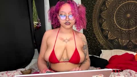 Snapshot of deluxxxeblu chatting on February 22, 5:23 am TankinBody online show from February 22, 5:23 am