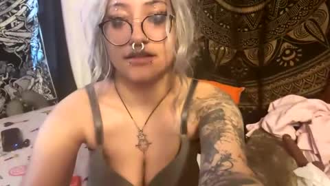 Snapshot of deluxxxeblu chatting on December 16, 4:38 pm TankinBody online show from December 16, 4:38 pm