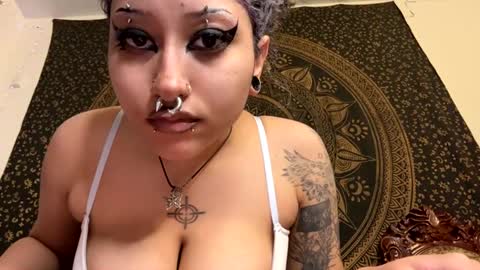 Snapshot of deluxxxeblu chatting on January 3, 8:00 am TankinBody online show from January 3, 8:00 am