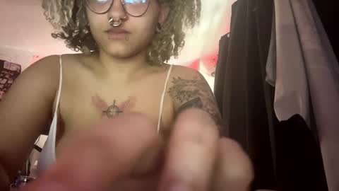 Snapshot of deluxxxeblu chatting on February 10, 4:58 pm TankinBody online show from February 10, 4:58 pm