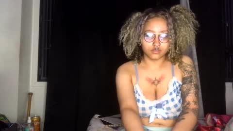 Snapshot of deluxxxeblu chatting on February 10, 4:19 am TankinBody online show from February 10, 4:19 am