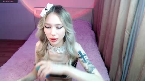 Snapshot of des_ch chatting on December 4, 7:23 pm Ari online show from December 4, 7:23 pm