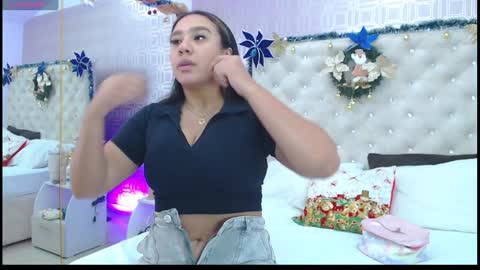 Snapshot of desire_sara chatting on December 4, 12:25 pm Sara Desire online show from December 4, 12:25 pm