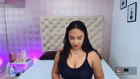 Snapshot of desire_sara chatting on February 21, 12:50 pm Sara Desire online show from February 21, 12:50 pm
