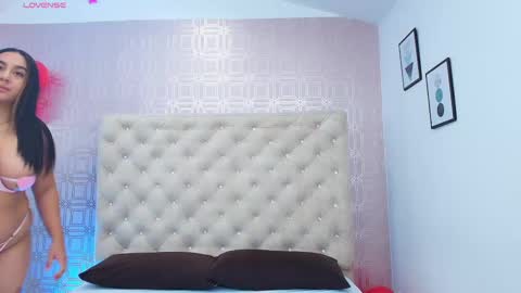 Snapshot of desire_sara chatting on February 14, 12:25 pm Sara Desire online show from February 14, 12:25 pm