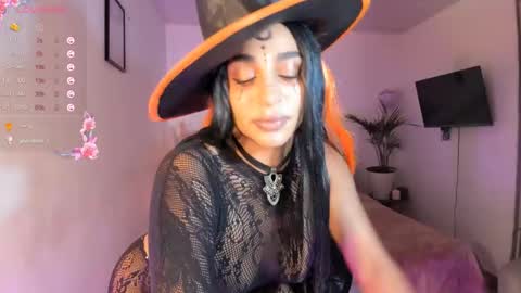 Snapshot of destinnemil chatting on October 31, 2:43 pm Destinne Mill online show from October 31, 2:43 pm