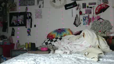 Snapshot of devilg1rl chatting on February 25, 2:58 am poutyangel online show from February 25, 2:58 am