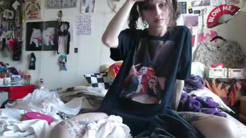Snapshot of devilg1rl chatting on March 7, 11:16 pm poutyangel online show from March 7, 11:16 pm