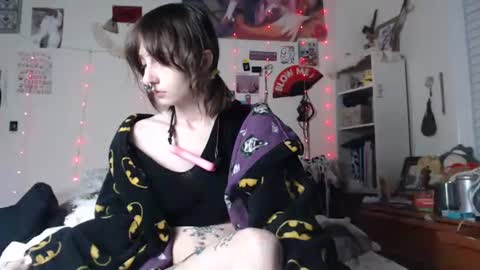 Snapshot of devilg1rl chatting on December 8, 1:13 am poutyangel online show from December 8, 1:13 am