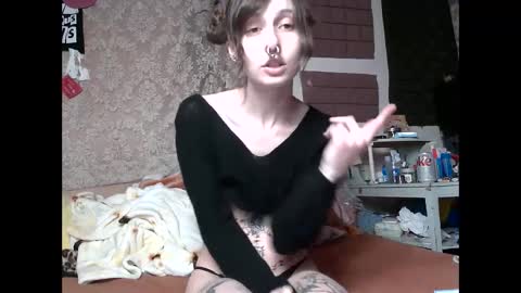 Snapshot of devilg1rl chatting on March 1, 11:47 pm poutyangel online show from March 1, 11:47 pm