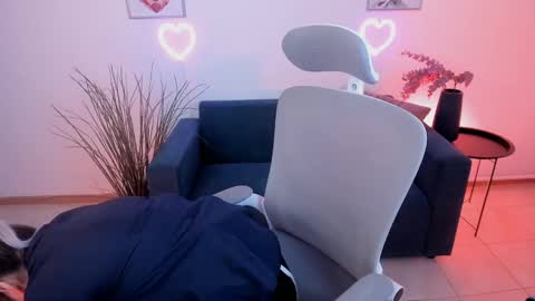 Snapshot of diaangell chatting on February 16, 1:27 pm Dia online show from February 16, 1:27 pm