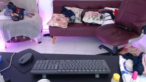 Snapshot of diva_milf chatting on October 19, 12:45 am Diva online show from October 19, 12:45 am