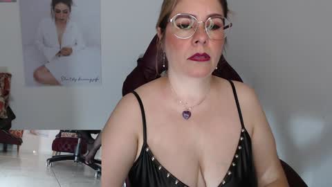 Snapshot of diva_milf chatting on January 19, 7:37 pm Diva online show from January 19, 7:37 pm