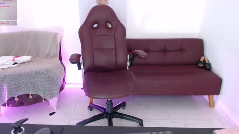 Snapshot of diva_milf chatting on October 18, 12:36 am Diva online show from October 18, 12:36 am